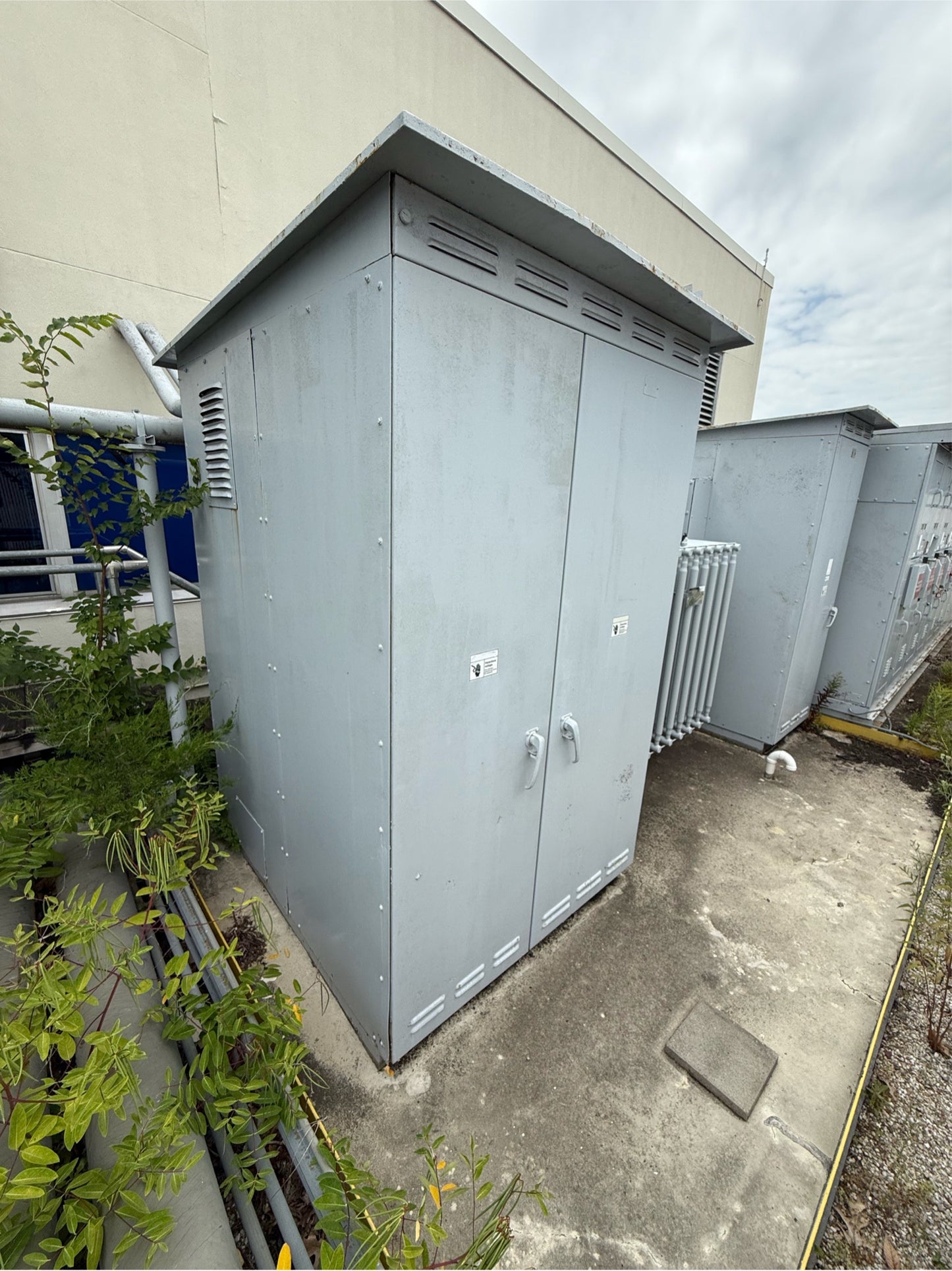 1000KVA GE Outdoor Substation & Transformer 3PH 4160v 480Y/277 Breakers & Meter