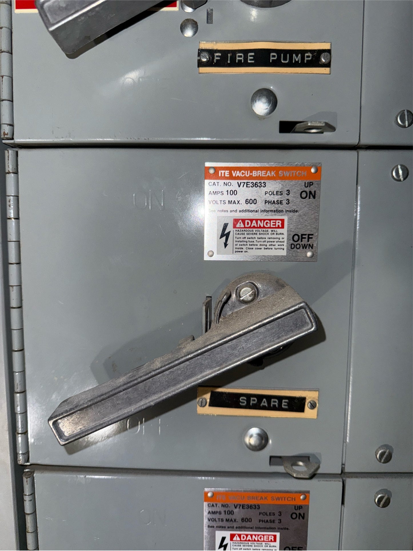 ITE Switchboard 1600A 2 sections 480Y/277 1 main / 6 Switches (SKU: 110478)