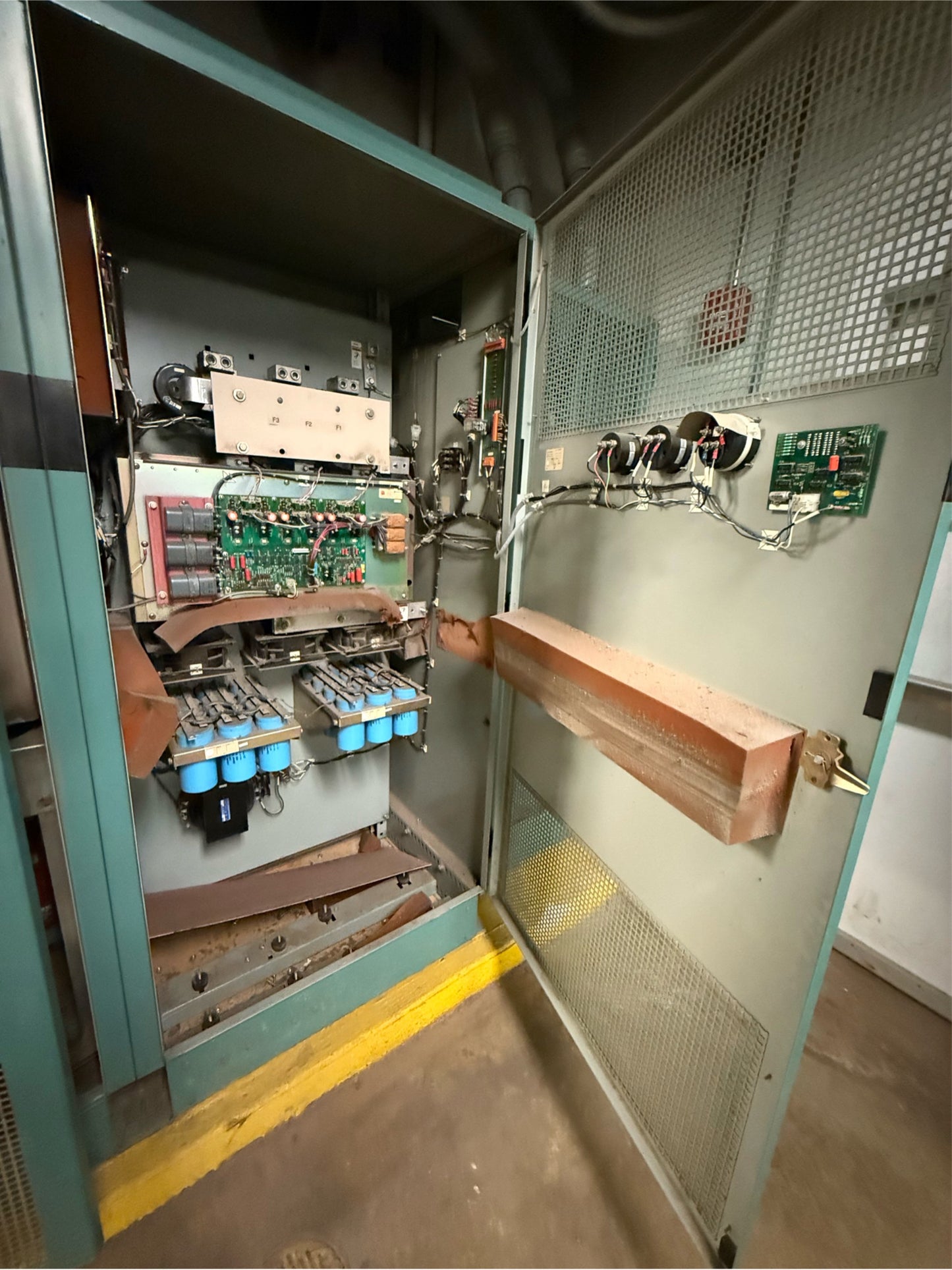 York Turbo-Modulator 3 pieces  Variable Speed Drive 450v 3PH 60hz YTM500YAC015-1308