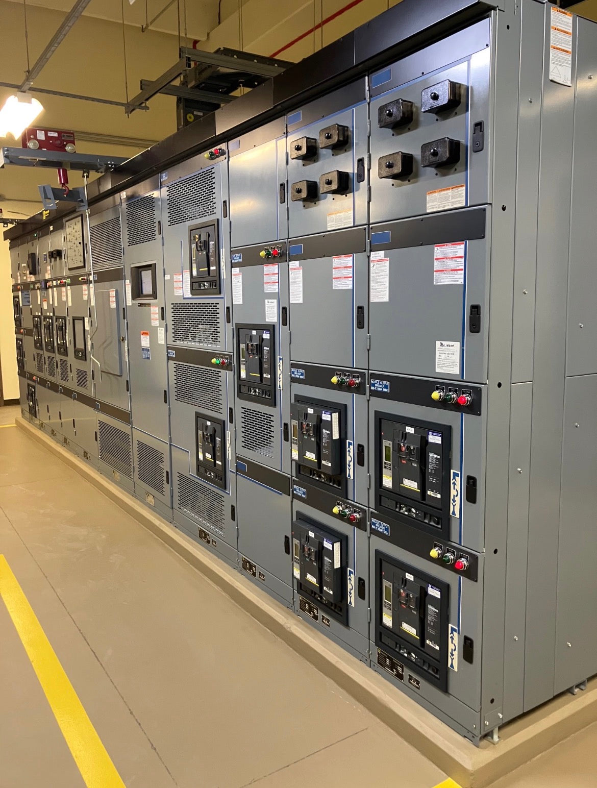 SQUARE D Power Zone Switchgear 3200A 12 Section w/ 13 Skidded Breakers (112402)