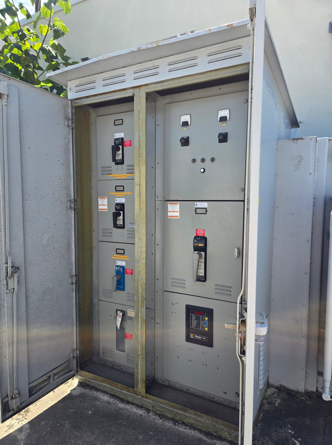 1000KVA GE Outdoor Substation & Transformer 3PH 4160v 480Y/277 Breakers & Meter
