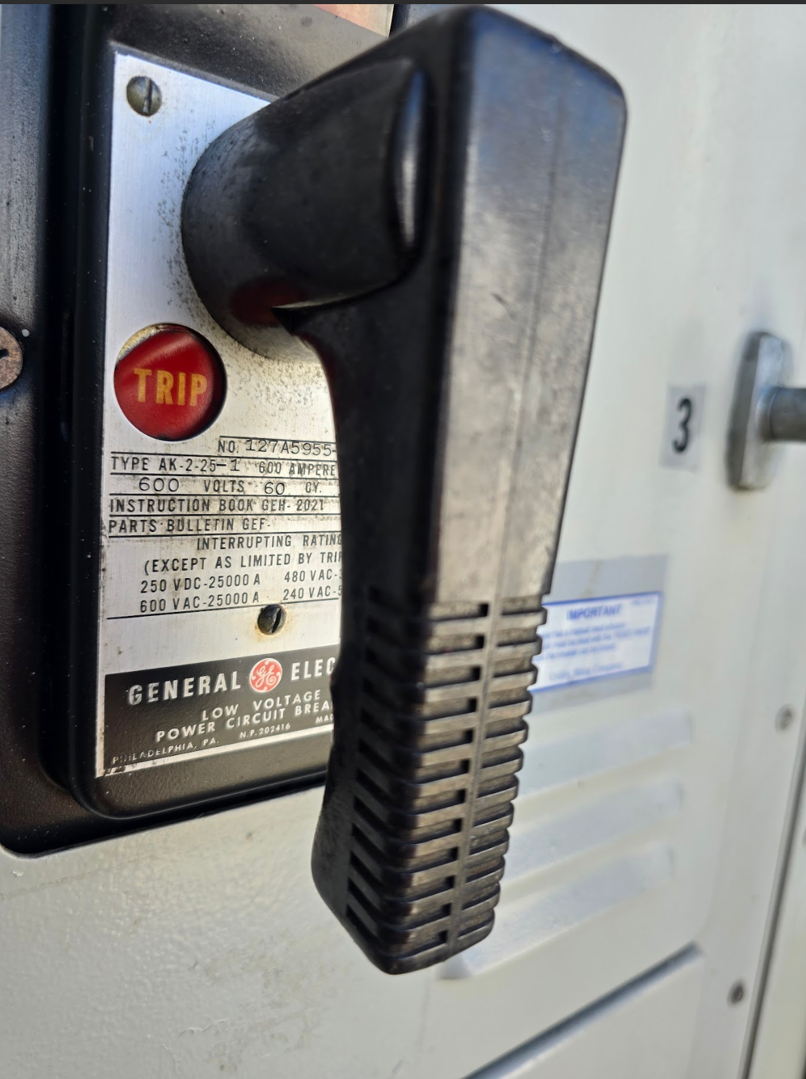 1000KVA GE Outdoor Substation & Transformer 3PH 4160v 480Y/277 Breakers & Meter