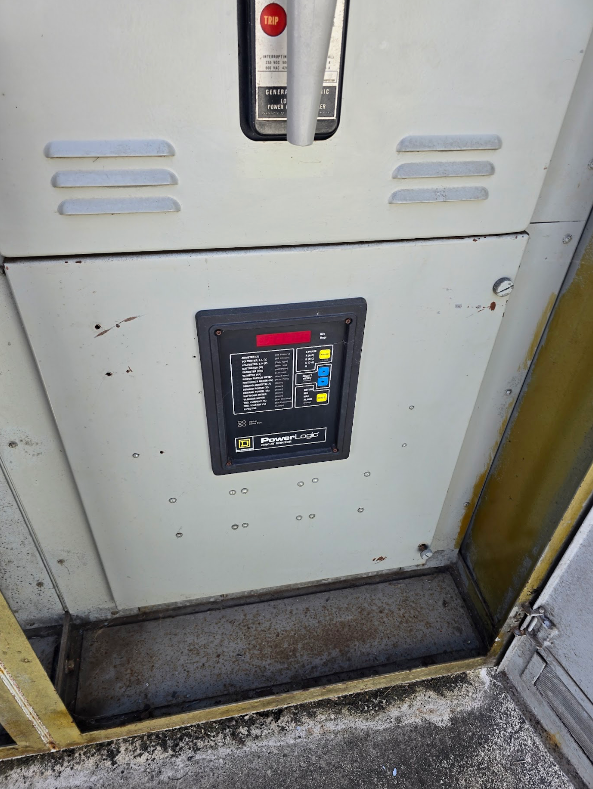 1000KVA GE Outdoor Substation & Transformer 3PH 4160v 480Y/277 Breakers & Meter