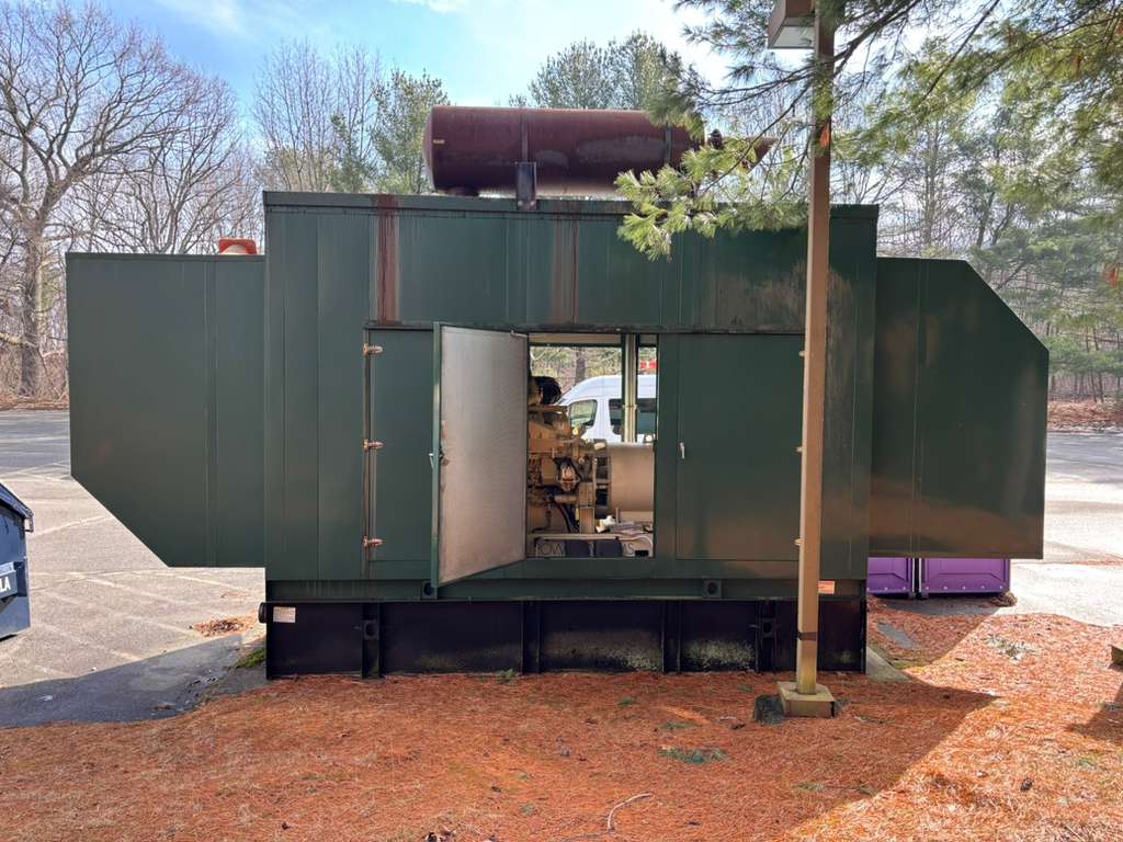 Kohler 750REOZM 750kW Diesel Generator 480V 3 Phase Low 324 Hrs Standby Enclosed