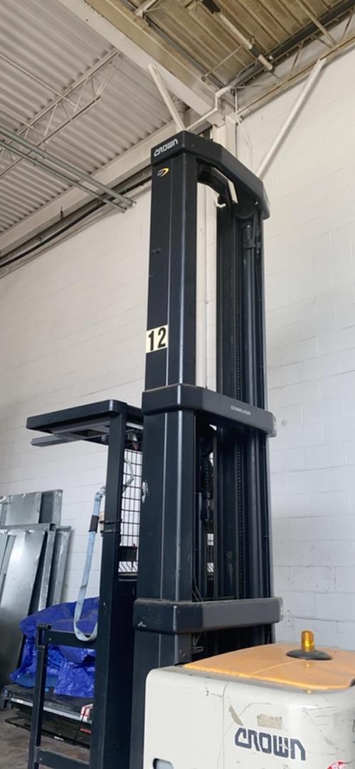 AS-IS CROWN SP3580F Lift truck Hi-Lo forklift Platform Order Picker NEEDS BATTERY (S6LLST4979)
