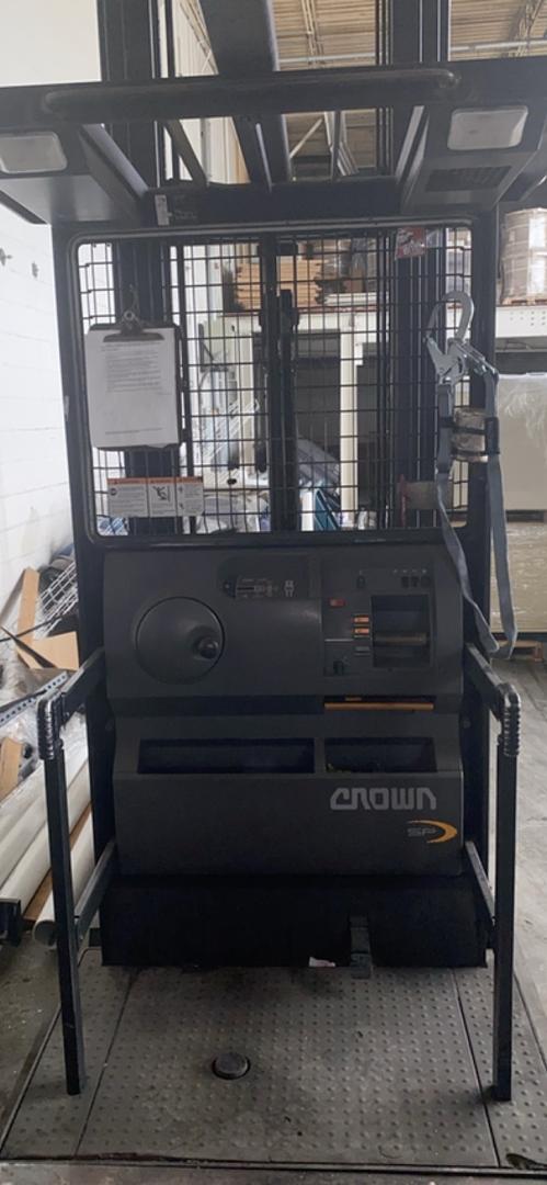 AS-IS CROWN SP3580F Lift truck Hi-Lo forklift Platform Order Picker NEEDS BATTERY (S6LLST4979)