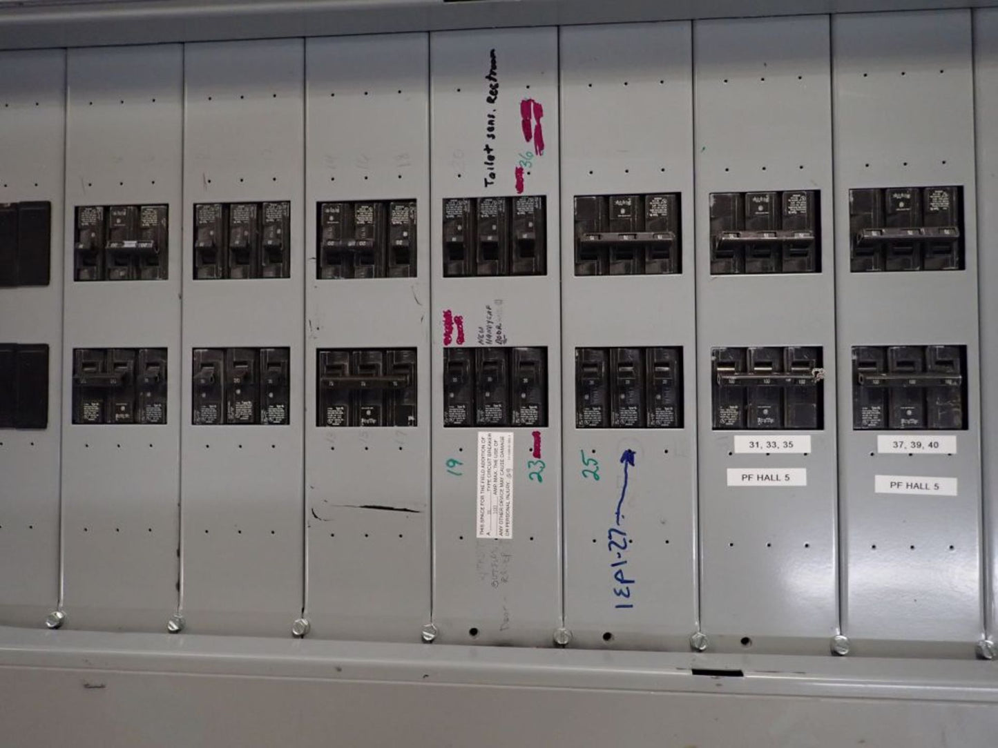 Lot of 3 400A Siemens S4C9 Panelboards w/ Circuit Breakers Panel 1 Meter & Main